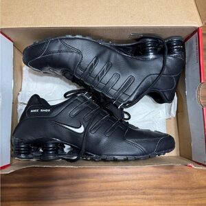 NIKE SHOX NZ EU w/original box

Shoes are in excellent condition.